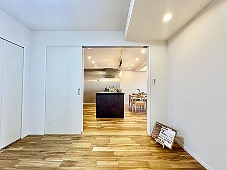 木のぬくもりを感じられる、のびのびとした明るい洋室です。いつまでも快適に暮らせる空間が広がります。