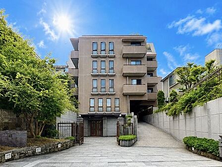 洗練されたデザインと機能性が織りなすこだわりの住空間。ゆったりとした時間をお過ごしください。(空の加工を生成AIで行っています)
