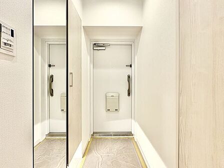 住まいの顔となる玄関は、落ち着きと華やぎの満ちた空間に。ご家族を見守り続けます。