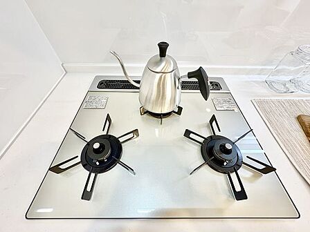 3口コンロで、お料理の効率もアップ。受け皿のないフラット天板で、お手入れもラクラク。