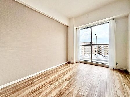 大きな窓からたっぷりと陽光が注がれる明るい空間。時を忘れて過ごせるお部屋。