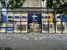 周辺：トモズ六本木ヒルズ店 450m