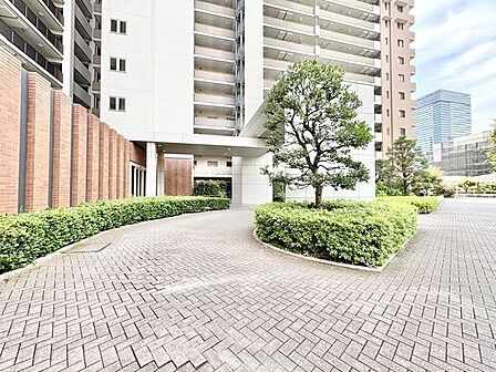 美しい植栽が上質な邸宅への期待感を高めながら、住まう方や訪れる方をエスコートします。