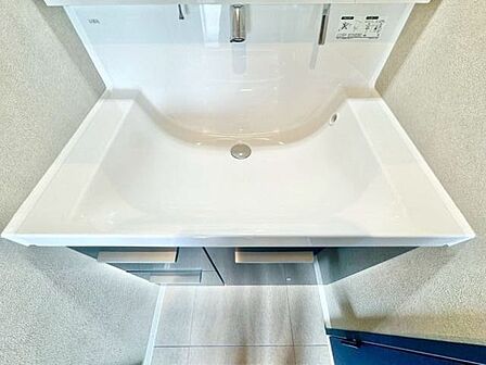 カウンターとボウルは継ぎ目のない一体成形で、お手入れが簡単です。
