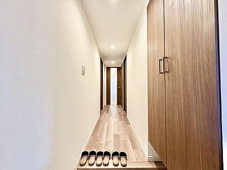 明るく開放的な空間を木目が美しい建具が見事に演出します。