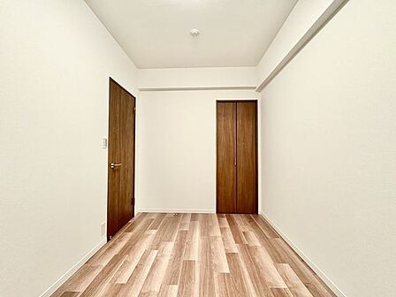 ナチュラルカラーのフローリングのお部屋は、温かみを感じさせリラックスをもたらす効果があります。