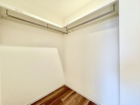 大容量収納可能なウォークインクローゼットはシーズンオフの服や普段使わない物をたくさん収納できます。