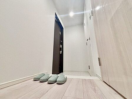 上質感漂うゆとりの広さの玄関スペース。安らぎに満ちた生活空間を予感させてくれます。