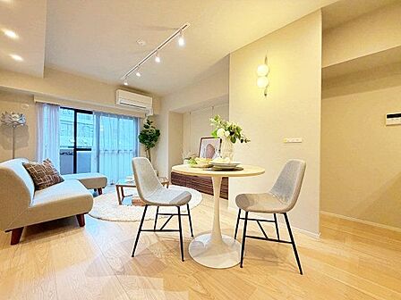 開放感と明るさをもたらす魅力のリビング。自然とくつろぎの場所に。