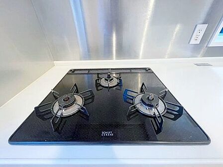 忙しいときでも一度にたくさんの料理が作れる3口コンロ。