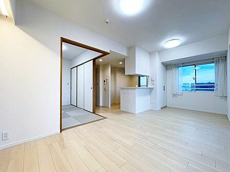 家具やアートなども余裕をもって配置できます。お気に入りのアイテムで満たしてください。
