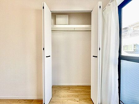 充分な収納スペースを確保。居室内に余計な家具を置く必要がないので、シンプルですっきりとした暮らし。
