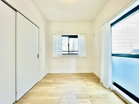 過ぎ行く時間をゆったりと感じることができる落ち着いたお部屋。プライベートな時間を満喫できます。