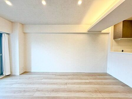 ナチュラルな木目調の床から木のぬくもりを感じられる広々としたリビングルーム。