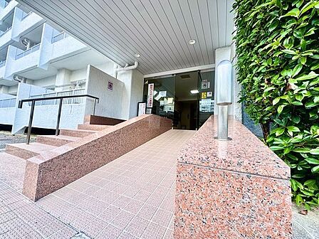 エントランスへのアプローチにはスロープも設けられ、バリアフリーにも配慮されています。