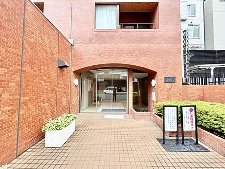 エントランスの脇に緑を植栽してあります。緑は心理学的に人の心をリラックスさせる効果があります。