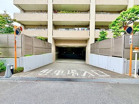敷地内駐車場。