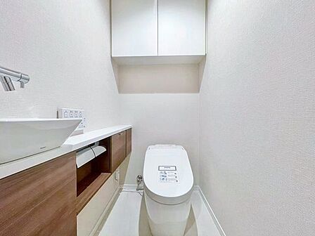 美しく高機能なタンクレスタイプを採用。手洗いカウンター付です。