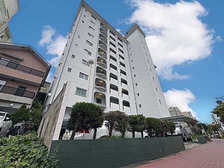 いくつもの季節が過ぎ去り、人々の想い出を見守り続けて来た本邸宅。人生を楽しむための住まいになりました。(空の加工を生成AIで行っています)
