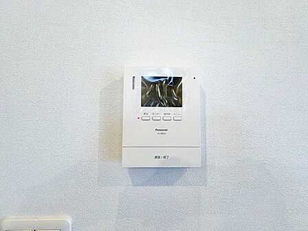 「見える安心」をカタチに。来訪者の確認ができるモニター付インターホン完備。
