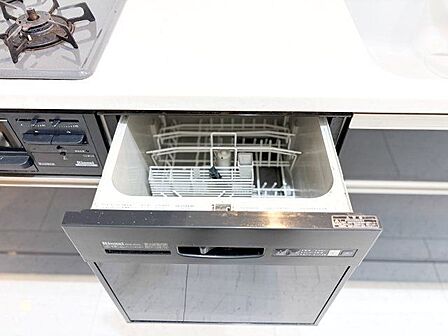 ビルトイン食洗機は作業台が広く使え、見た目もスッキリ。節水や節電も充実して家事の手助けをしてくれます