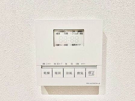 扇風機のような心地よい風で、むし暑さをすっきり解消。天気を気にせず、お洗濯もできて便利です。