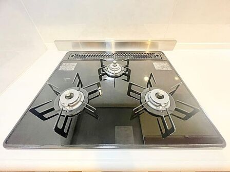 忙しいときでも一度にたくさんの料理が作れる3口コンロ。使い勝手の良さを考えました。