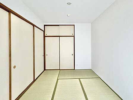 客間になったり、寝室になったりとなにかと便利な和室。井草の香りがやすらぎを与えます。