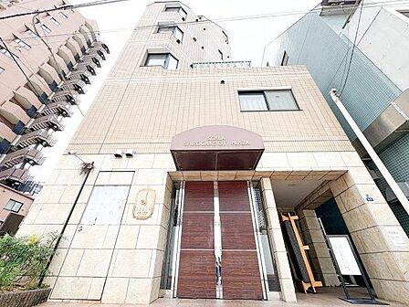 タイル貼りの綺麗な外観。流行に左右されず、将来にわたって価値が継続する上質な佇まい。