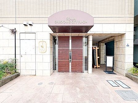 エントランスは、まさに顔となる場所。満ち足りたプライベートシーンへと誘う気品があります。
