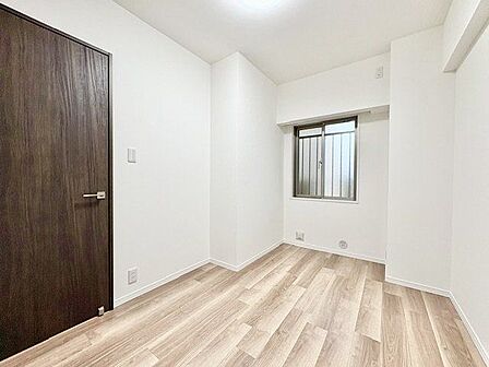 ナチュラルカラーのフローリングのお部屋は、温かみを感じさせリラックスをもたらす効果があります。