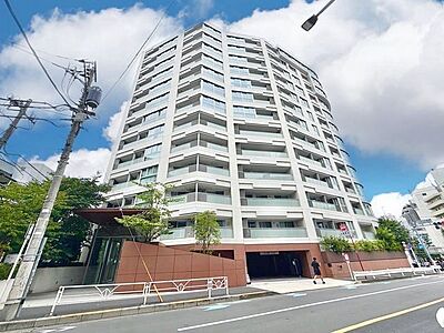 外観：優雅な立ち姿のお住まいは多様なライフスタイルをサポートし、上質な時間をお過ごしいただけます。（空の加工を生成AIで行っています）