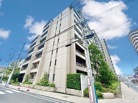優雅な立ち姿のお住まいは多様なライフスタイルをサポートし、上質な時間をお過ごしいただけます。(空の加工を生成AIで行っています)