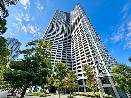 優雅な立ち姿のお住まいは多様なライフスタイルをサポートし、上質な時間をお過ごしいただけます。（空の加工を生成AIで行っています）