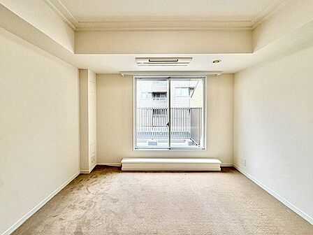 開口部が広くたくさんの陽を取り入れます。窓を開ければ気持ちよい風が舞い込んできて開放的な空間を演出。
