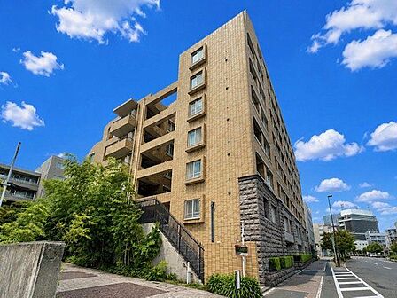明るさとぬくもりを感じる、落ち着いた佇まい。ずっと色あせない、愛情の持てる外観。（空の加工を生成AIで行っています）