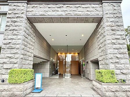 格調高いデザイン性を持つエントランスは、住む方のプライドを満たすクオリティ。