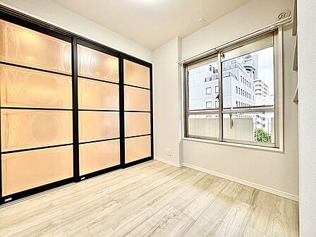 開口部が広くたくさんの陽を取り入れます。窓を開ければ気持ちよい風が舞い込んできて開放的な空間を演出。