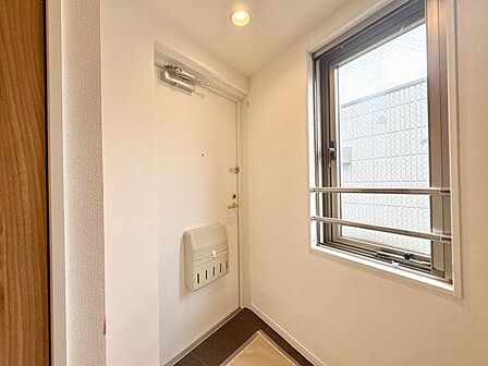 毎日出入りに使う玄関は外出する時は爽やかに、帰宅するときはホッとする落ち着いた空間へ。