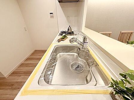 キッチンはリビングダイニングを見渡せる対面式キッチン。家事が捗るように動線を意識した間取りです。