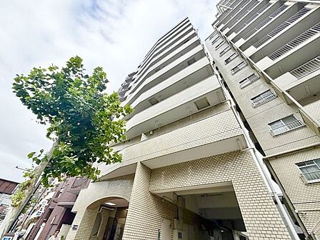 いくつもの季節が過ぎ去り、人々の想い出を見守り続けて来た本邸宅。人生を楽しむための住まいになりました。