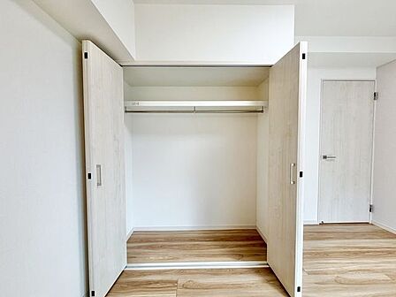 充分な収納スペースを確保。居室内に余計な家具を置く必要がないので、シンプルですっきりとした暮らし。