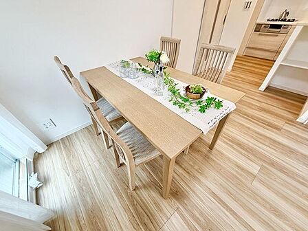 光と風があふれる開放的なリビングダイニング。明るく穏やかな空気のなかで飲んだり、食べたり、笑ったり。
