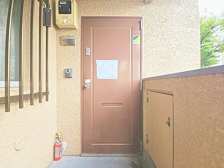 玄関ドアを開けると、リノベーションされ生まれ変わった室内がお出迎え。