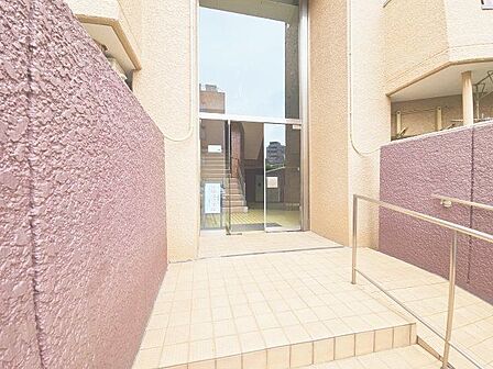 すっきりとしたエントランスは、明るく見通しが良いので防犯面でも安心して出入りして頂けます。