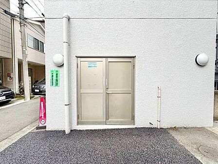 敷地内ゴミ置き場。
