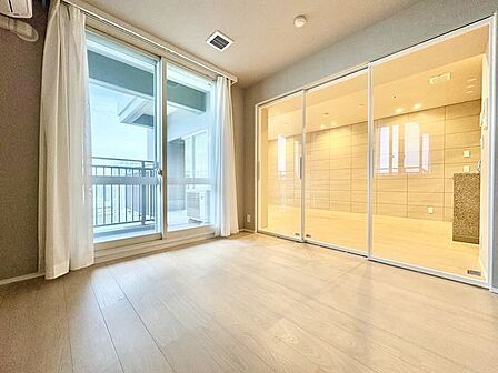 開口部が広くたくさんの陽を取り入れます。窓を開ければ気持ちよい風が舞い込んできて開放的な空間を演出。