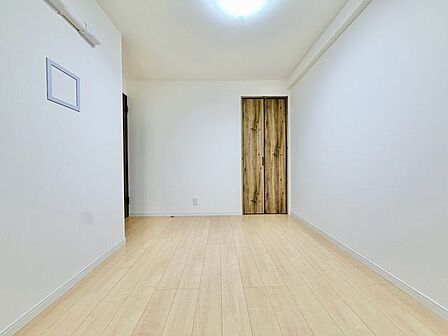 明るい色味の床は、部屋を明るく清潔な印象に見せる効果あり。圧迫感が少くゆったりと感じる事ができます。