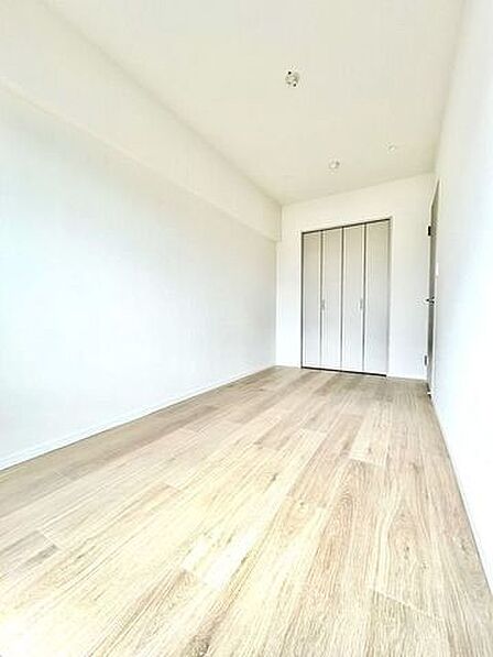 木のぬくもりを感じられる、のびのびとした明るい洋室です。いつまでも快適に暮らせる空間が広がります。
