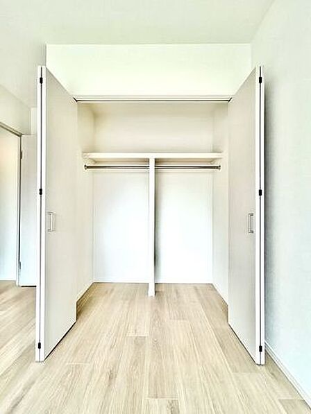 充分な収納スペースを確保。居室内に余計な家具を置く必要がないので、シンプルですっきりとした暮らし。